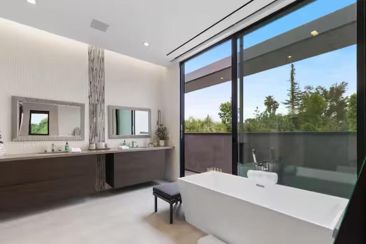 The Modern Luxe Retreat! Villa *
