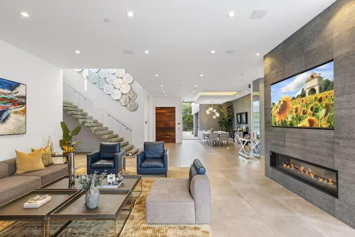 The Modern Luxe Retreat! Villa