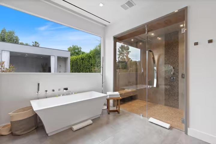 The Modern Luxe Retreat! Villa
