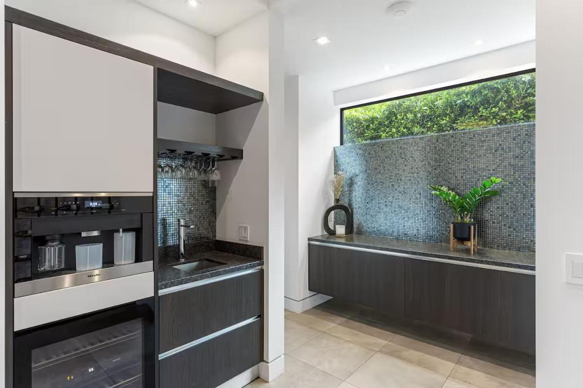 The Modern Luxe Retreat! Villa